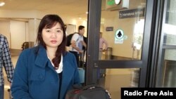 Bà Vũ Minh Khánh, vợ của luật sư Nguyễn Văn Đài tại sân bay Los Angeles hôm 14/4/2016.