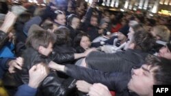 Cảnh sát chống bạo động đã xô xát và bắt giữ tổng cộng 300 người.