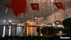 Người dân xem bắn pháo hoa vào một dịp lễ 30/4 tại thành phố Hồ Chí Minh.