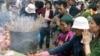Ảnh minh họa: Người dân thắp hương cầu nguyện tại Chùa Hương.