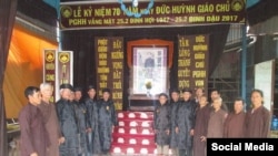 Các chức sắc Giáo hội Phật giáo Hòa Hảo Thuần túy tại An Giang ngày 12/3 rước chân dung Đức Huỳnh Giáo chủ để chuẩn bị cho ngày lễ 25/2 âm lịch. (Ảnh: Facebook Giáo hội Phật giáo Hòa Hảo Thuần túy)