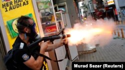 Taksim'de göstericilere gözyaşartıcı gazla müdahale eden polis
