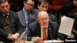 اقوامِ متحدہ میں روس کے سفیر اپنے خطاب کے دوران سابق جاسوس کو زہر دینے سے متعلق برطانیہ کی تحقیقاتی رپورٹ لہرا رہے ہیں۔