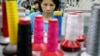 Một công nhân tại công ty dệt may Maxport ở Hà Nội trong tấm ảnh chụp ngày 15/5/2019. Việt Nam đang nắm bắt "cơ hội trăm năm có một" để trở thành nhà cung ứng khi Mỹ dịch chuyển sản xuất ra khỏi Trung Quốc.