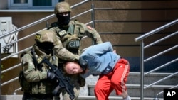 Cảnh sát hộ tống một nam nghi phạm có liên hệ với chủ nghĩa Hồi giáo cực đoan ra tòa ở Banja Luka, Bosnia, ngày 8 tháng 5 năm 2015.