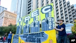 Các người biểu tình chuẩn bị tuần hành chống thượng đỉnh APEC, ngày 12/11/2023 tại San Francisco. 