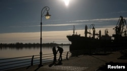 Cư dân đứng nói chuyện bên bờ sông Dnipro sau khi Nga rút lui khỏi Kherson, Ukraine, ngày 14/11/2022.