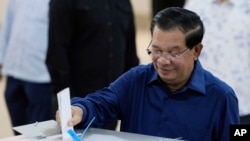 Thủ tướng Campuchia Hun Sen bỏ phiếu trong cuộc Bầu cử Campuchia.