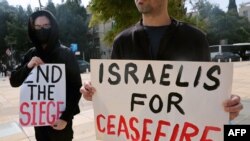 Các nhà hoạt động cánh tả Israel phản đối chiến tranh ở Dải Gaza biểu tình tại Tel Aviv ngày 27/2/2024 kêu gọi ngưng bắn và thả con tin.