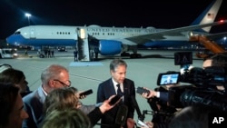 امریکی وزیر خارجہ انٹونی بلنکن جمعہ، دسمبر 1، 2023، دبئی، متحدہ عرب امارات کے المکتوم بین الاقوامی ہوائی اڈے سے روانگی سے قبل میڈیا سے گفتگو کر رہے ہیں۔