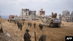 اسرائیل اور فلسطینی عسکریت پسند گروپ حماس کے درمیان مسلسل لڑائیوں کے درمیان اسرائیلی فوجی غزہ کی پٹی میں کام کر رہے ہیں۔
