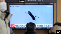 Hình ảnh vụ phóng tên lửa của Triều Tiên được chiếu trên tivi ở nhà ga Seoul của Hàn Quốc vào ngày 2/2/2024. 