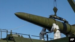 Ảnh do Cơ quan Báo chí Bộ Quốc phòng Nga công bố vào ngày 2/2/2024 cho thấy quân đội Nga đang lắp một tên lửa Iskander lên bệ phóng di động trong cuộc tập trận tại một địa điểm không được tiết lộ ở Nga.