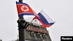 Quốc kỳ Nga và Triều Tiên tung bay trên đường phố ở Vladivostok. (Ảnh tư liệu)