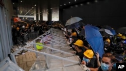 Những người biểu tình tìm cách xông vào tòa nhà Hội đồng Lập pháp Hong Kong hôm 1/7