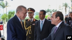 مصری صدر عبدل فتح السیسی قاہرہ میں ترکیہ کے صدر رجب طیب ایردوان کا استقبال کر رہے ہیں ، فوٹو اے پی ، بذریعہ ترکیہ پریزیڈنسی 14 فروری 2024 