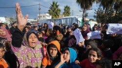 Người Palestine biểu tình tại Deir al Balah, Gaza ngày 24/1/2024 kêu gọi chấm dứt chiến tranh với Israel và thả con tin Israel bị Hamas giữ tại Dải Gaza.