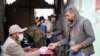  افغان شہری صوبے لوگار میں ورلڈ فوڈ پروگرام کی جانب سے خوراک کے راشن وصول کر رہے ہیں۔ 