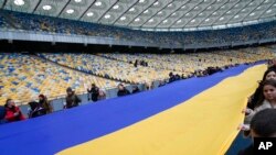 Cờ Ukraine dài 200 mét được trưng bày tại sân vận động Olympiyskiy ở Kyiv, Ukraine, nhân Ngày Đòan kết 16/2/2022. 