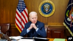 Hình ảnh do Nhà Trắng cung cấp qua Twitter cho thấy Tổng thống Joe Biden tại Camp David, bang Maryland, ngày 12 tháng 2, 2022. Ông có một cuộc điện đàm nữa với Tổng thống Nga Vladimir Putin về những căng thẳng liên quan đến Ukraine.