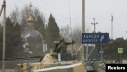 Xe bọc thép của quân đội Nga trên đường phố thị trấn Armyansk, Crimea, hôm 24/2, sau khi Tổng thống Putin ra lệnh mở chiến dịch quân sự ở Ukraine