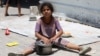  خان یونس میں امدادی سپلائیز کی قلت کے دوران ایک لڑکی ایک چیریٹی کچن میں خوراک کے انتظار میں بیٹھی ہے ، فوٹو رائٹرز ، 19 جون 2024