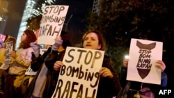 بائیں بازو سے تعلق رکھنے والے اسرائیلی غزہ کی جنگ اور رفح پر حملے کے منصوبے کے خلاف تل ابیب میں احتجاج کر رہے ہیں۔ 