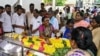 Một người thân khóc bên thi thể của nạn nhân tử vong sau khi uống rượu lậu nhiễm độc ở quận Kallakurichi, bang Tamil Nadu, Ấn Độ, ngày 20 tháng 6 năm 2024.