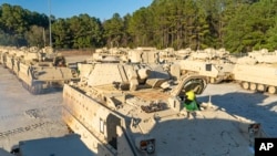 Xe tăng Bradley của Mỹ chờ tại North Charleston, South Carolina để gửi đến Ukraine (ảnh chụp ngày 25/1/2023).
