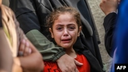 دیر البلاح پر اسرائیلی فضائی حملوں میں ہلاک ہونے والے اپنے خاندان کی اموات پر ایک بچی رو رہی ہے۔ فوٹو اے ایف پی ، 28 جون 2024