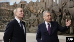 Tổng thống Nga Vladimir Putin, trái, và Tổng thống Uzbekistan Shavkat Mirziyoyev đi thăm công viên New Uzbekistan tại Tashkent, ngày 26/5/2024. 