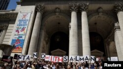 سلمان رشدی کے حامی اور دوعست نیویارک میں ان کے ساتھ اظہار یکجہتی کے لیے جمع ہیں اور ان کی تخلیقات میں سے کچھ اقتباسات بآواز بلند پڑھ رہے ہیں (رائٹرز)
