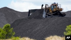 آسٹریلیا کے کان کنی کے علاقے موسولبروک سے کوئلہ نکالا جا رہا ہے۔ کوئلہ کاربن گیسیں پیدا کرنے کا ایک بڑا ذریعہ ہے اور کاربن گیسوں کا اخراج دنیا کا درجہ حرارت بڑھنے کا سبب بن رہا ہے۔ 2 نومبر 2021
