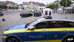 مغربی جرمنی کے شہر مانہیم میں چاقو کے حملے میں متعدد افراد کے زخمی ہونے کے بعد پولیس کی ایک کار جائے وقوعہ پر کھڑی ہے۔ فوٹو اے ایف پی