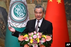 چین عرب فورم کے دسویں اجلاس میں چینی وزیر خارجہ وانگ یی ایک پریس کانفرنس سے خطاب کر رہے ہیں، فوتو اے پی ، 30 مئی 2024