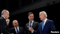 Tổng thống Hoa Kỳ Joe Biden nói chuyện với Tổng thống Thổ Nhĩ Kỳ Recep Tayyip Erdogan bên cạnh Thủ tướng Hà Lan Mark Rutte và Ngoại trưởng Thổ Nhĩ Kỳ Mevlut Cavusoglu trong cuộc họp bàn tròn tại hội nghị thượng đỉnh NATO ở Madrid, Tây Ban Nha, vào ngày 29/6/2022.