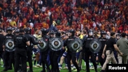 Galatasaray ve Fenerbahçe arasındaki zirve yarışı sürerken, Türkiye maç sonrası çıkan olayları konuşuyor.