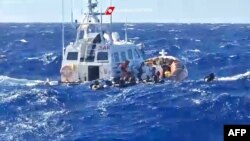 اٹلی کی کوسٹ گارڈ کی جانب سے چھ اگست کو جاری کی گئی تصویر، جس میں جزیرے لمپیڈوسا کے جنوب میں کی جانے والی امدادی کارروائی کا منظر دیکھا جا سکتا ہے، جس میں 57تارکین وطن کو زندہ اور تین کو مردہ حالت میں سمندر سے نکالا گیا۔ 
