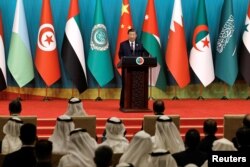 Çin lideri Xi forumda Bahreyn, Mısır, Birleşik Arap Emirlikleri ve Tunus devlet başkanlarının yanı sıra diğer Arap Ligi ülkelerinin dışişleri bakanlarına da hitap etti.