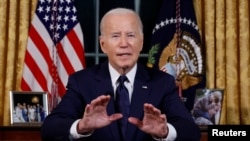 Tổng thống Mỹ Joe Biden phát biểu trước quốc dân về phương sách của ông đối với cuộc xung đột giữa Israel và Hamas, hỗ trợ nhân đạo ở Gaza và tiếp tục hỗ trợ Ukraine trong cuộc chiến với Nga, từ Phòng Bầu dục của Nhà Trắng ở Washington, Mỹ, ngày 19 tháng 10 năm 2023.