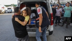 Một bé gái Palestine bị thương được đưa vào bệnh viện Al-Shifa ở Gaza sau vụ oanh kích của Israel hôm 15/10.