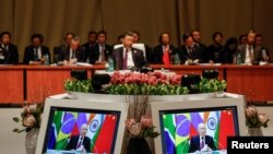 Chủ tịch Trung Quốc Tập Cận Bình tham dự phiên họp của hội nghị thượng đỉnh BRICS giữa lúc Tổng thống Nga Vladimir Putin đọc diễn văn trực tuyến tại Johannesburg, Nam Phi, ngày 23/8/2023.