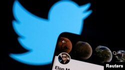 ٹوئٹر کے نئے مالک ایلون مسک کا ٹوئٹر اکاونٹ اور ٹوئٹر کا لوگو (فائل)