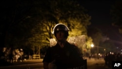Cảnh sát canh gác sau khi phong tỏa khu vực quanh Công viên Lafayette gần Tòa Bạch Ốc sau khi người biểu tình toan giật sập tượng TT Andrew Jackson thứ Hai 22/6/2020 (AP Photo/Maya Alleruzzo)