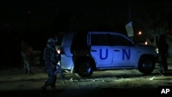 کابل میں اقوام متحدہ کی ایک گاڑی پر بم حملے کے بعد سیکیورٹی اہل کار موقع پر موجود ہیں۔ 24 نومبر 2019