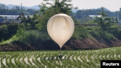 Quả khí cầu dường như mang theo rác và phân của Triều Tiên.