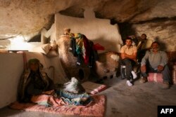 فلسطینی چرواہا شہادہ سامہ مخمرہ مغربی کنارے کے مسافر یتہ کے جنوب میں ایک غار میں اے ایف پی کو انٹر ویو دیتے ہوئے ، فوٹو اے ایف پی ، 25 اپریل 2024 ، ،