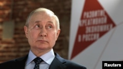 Tổng thống Nga Vladimir Putin thăm một triển lãm ở Moscow