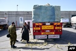 اسرائیلی سیکیورٹی فورسز مصر سے انسانی ہمدردی کے امدادی ٹرکوں کا اسرائیلی جانب شالوم بارڈر سیکیورٹی پر پہنچنے پر معائنہ کر رہے ہیں ، فوٹو اے ایف پی 22 دسمبر 2023